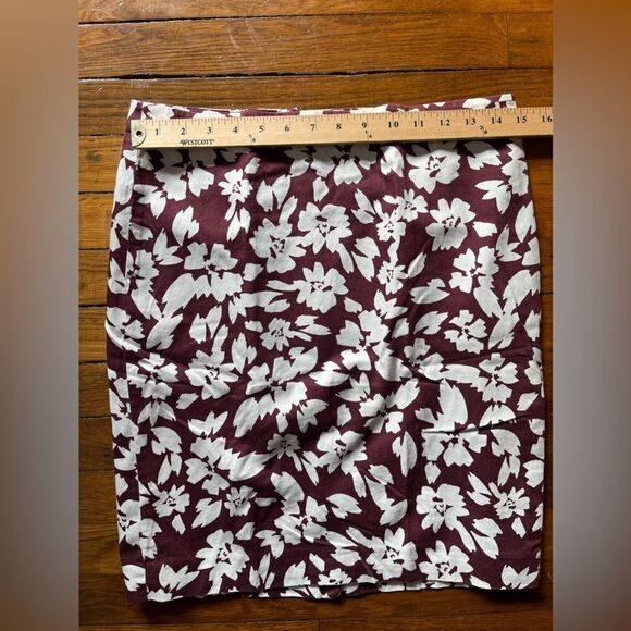 LOFT size 4 floral maroon and white pencil skirt - Picture 4 of 9